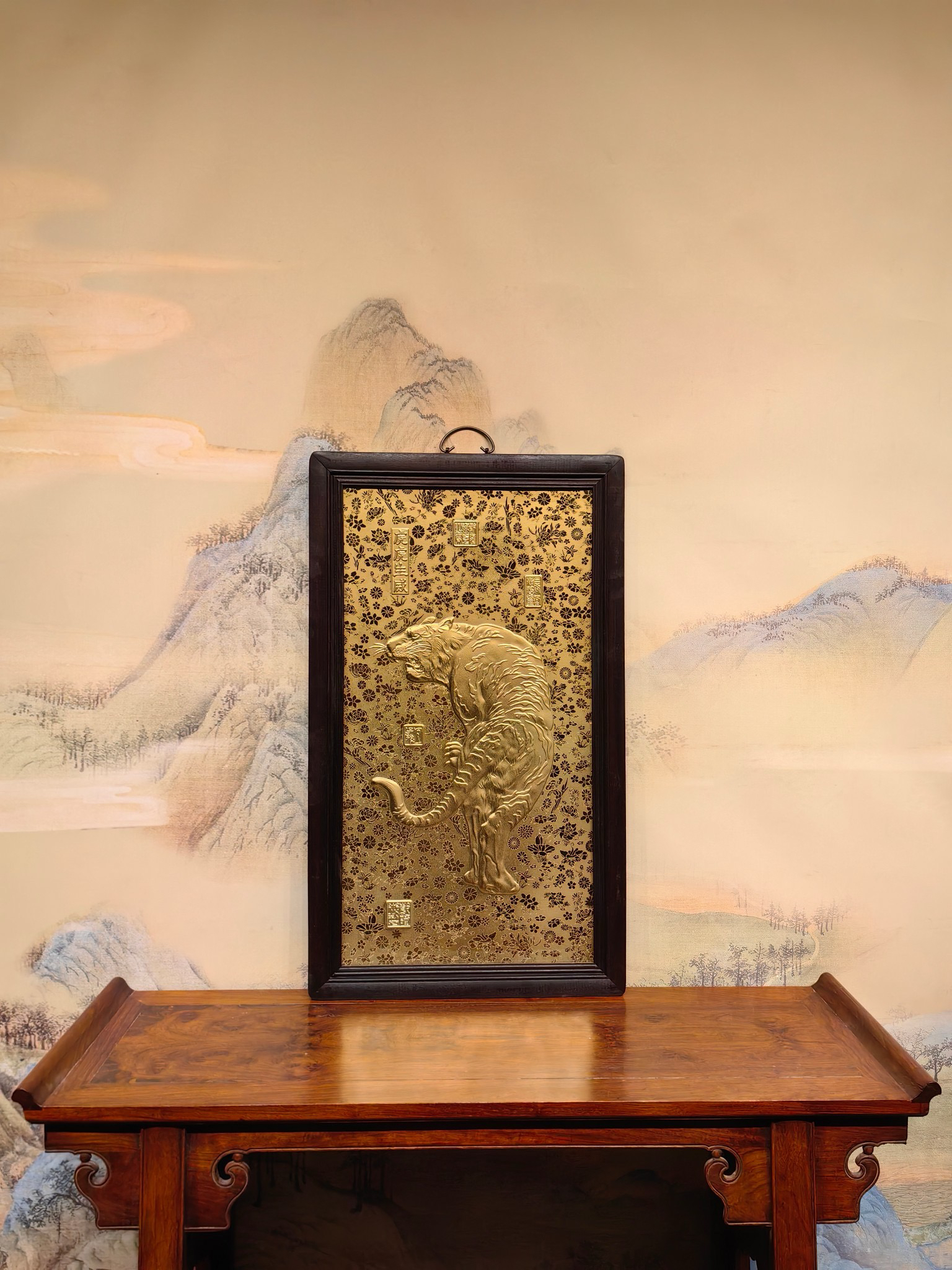 精品红木镶瓷板画浮雕描金虎虎生威挂屏高端奢华客厅陶瓷装饰画