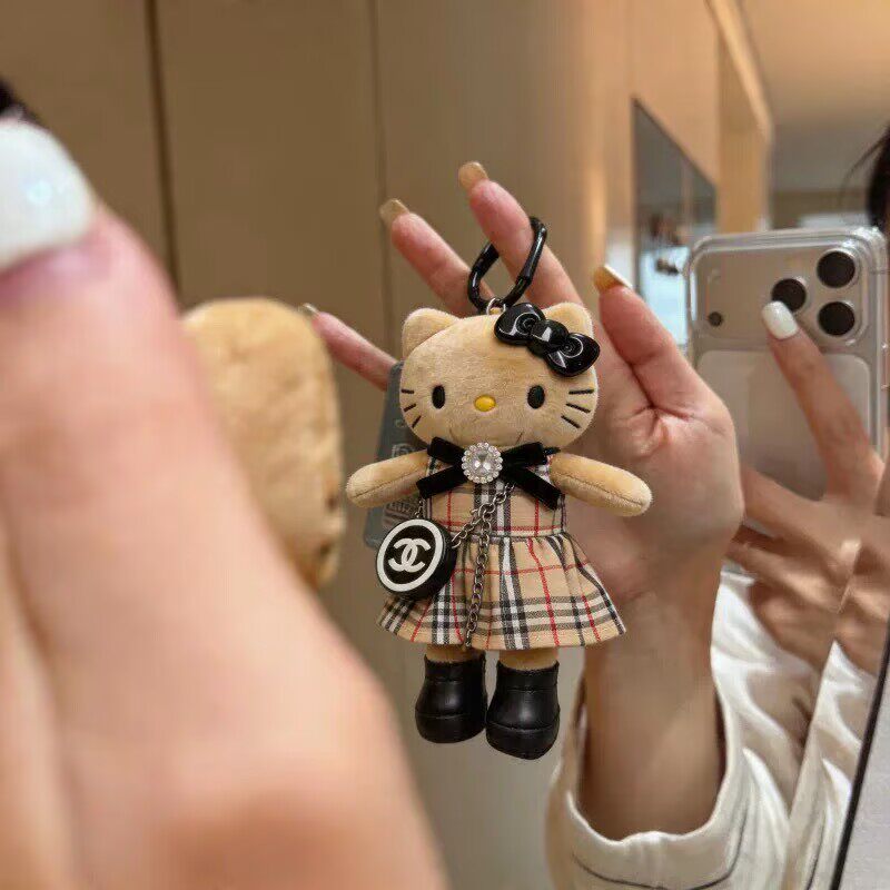 日本官方正品正版黑皮长腿贵妇hellokitty爱心扣毛绒公仔玩偶挂件