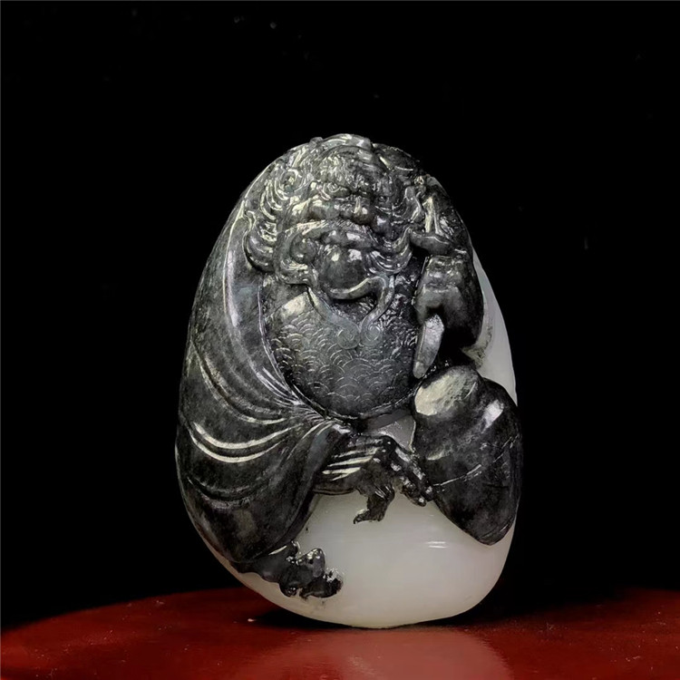 精品新疆和田玉青花籽料钟馗手把件天然玉石黑白分明大师工把玩件