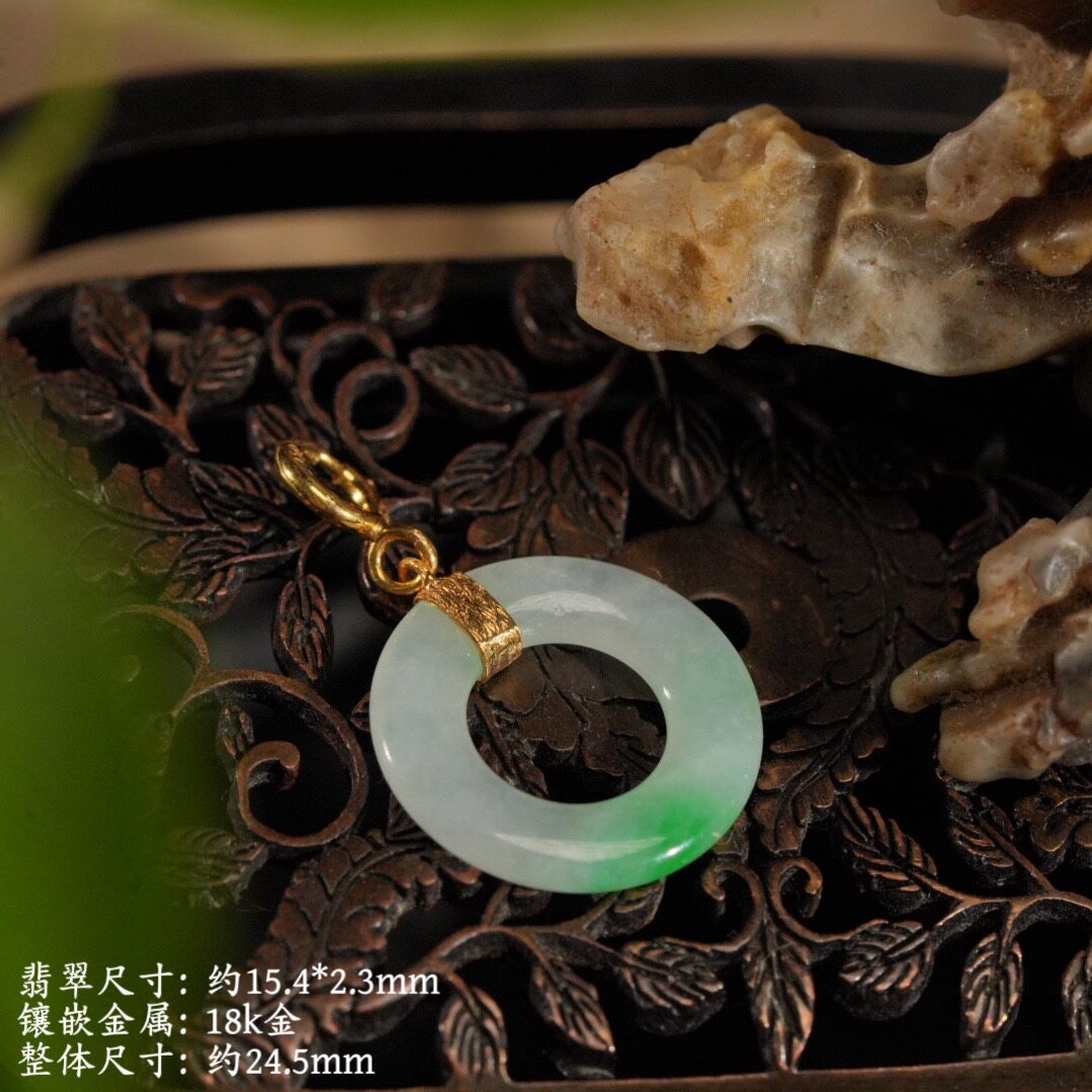 09364-9 18k金云纹镶天然细糯白底青飘阳绿翡翠甜甜圈吊坠项链