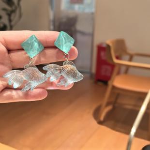 沐琪手作小众梦幻蓝色透明金鱼耳环通透感幻彩耳钉气质少女耳夹