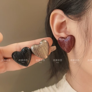韩版新款甜酷风皮质爱心耳钉气质安哥拉红时髦酷酷耳环小众耳夹