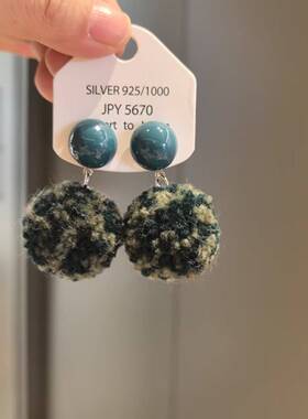 （满9.9包邮）毛球耳环秋冬可爱毛茸耳饰复古墨绿色港风耳钉耳夹