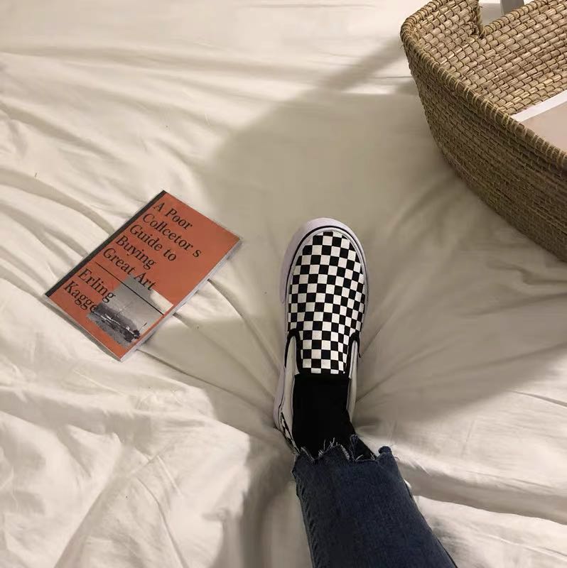 Black and white checkerboard trend: Retro women's shoes, low top fashion canvas shoes, casual shoes