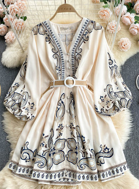 秋季新款宫廷风v领海边度假收腰显瘦连衣裙优雅白色复古高腰短裙
