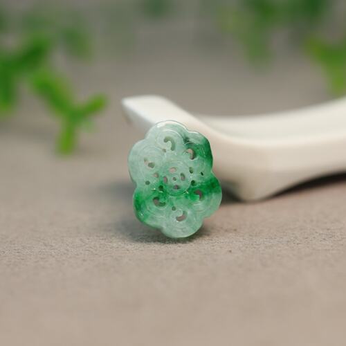 天然翡翠镂空雕花钱币纹背云