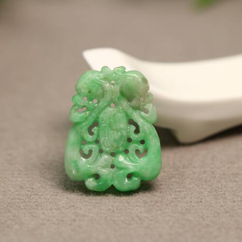 翡翠镂空双龙捧寿背云