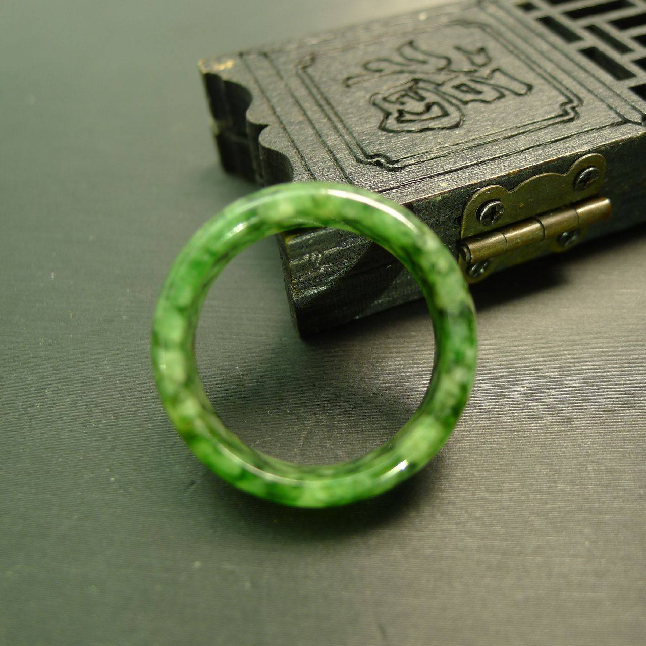 22号圈口黄加绿天然A货翡翠戒指