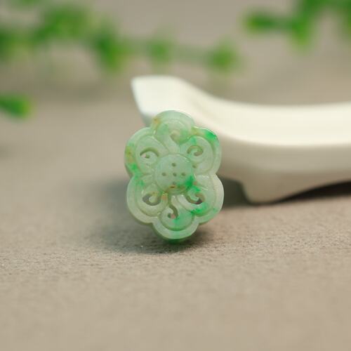 天然A货翡翠镂空中国结形背云