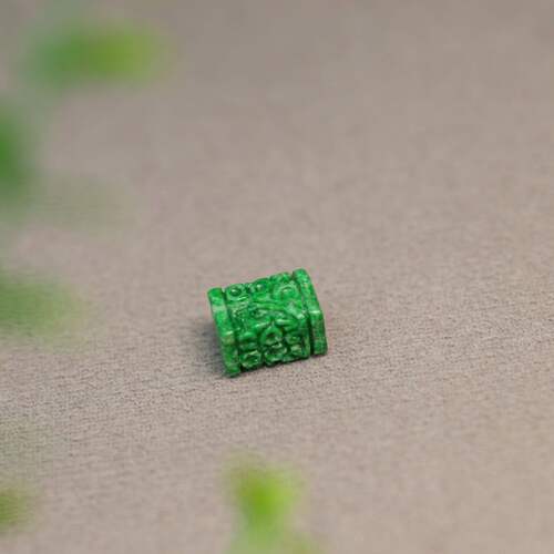 #K078满色辣绿缅甸天然A货翡翠方形雕花桶珠