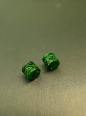 翡翠满色辣绿雕花钱币路路通