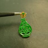 18K金镶嵌老坑满绿缅甸天然A货翡翠镂空花瓶形锁骨吊坠 J439