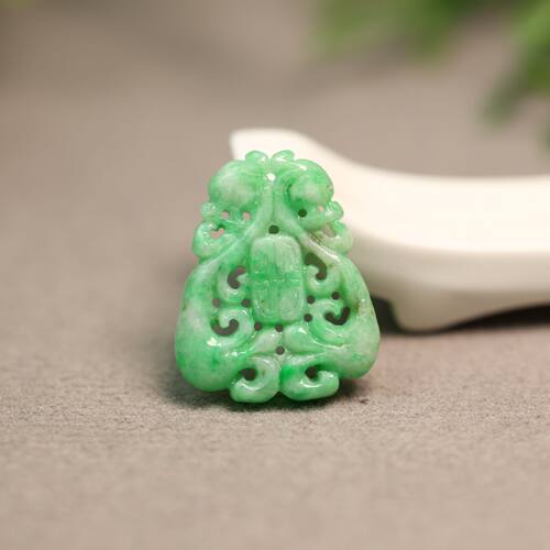 糯底绿色天然A货翡翠三角形背云