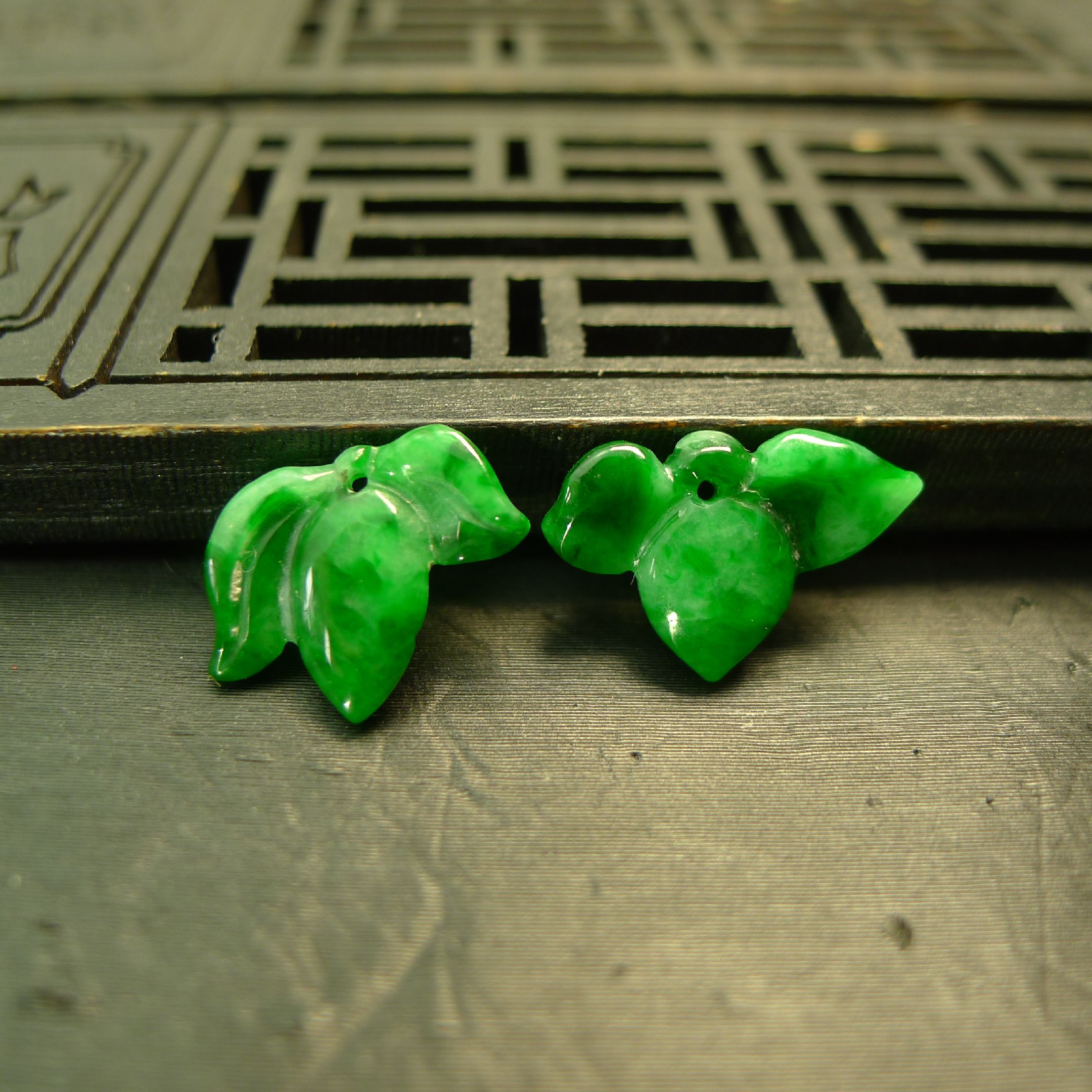 辣绿天然A货翡翠寿桃耳坠花片