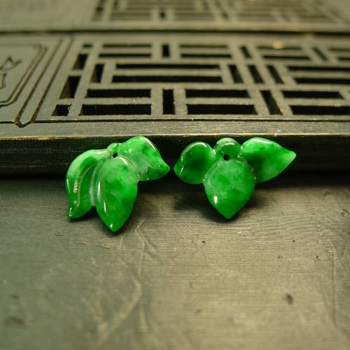 辣绿天然A货翡翠寿桃耳坠花片