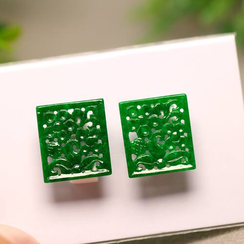 天然A货翡翠镂空方形雕花戒面