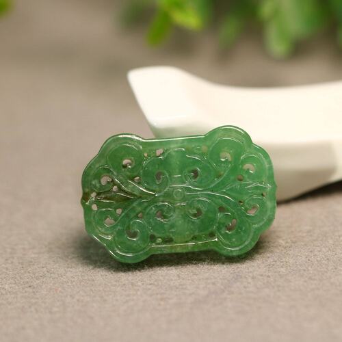 天然A货翡翠镂空雕花背云