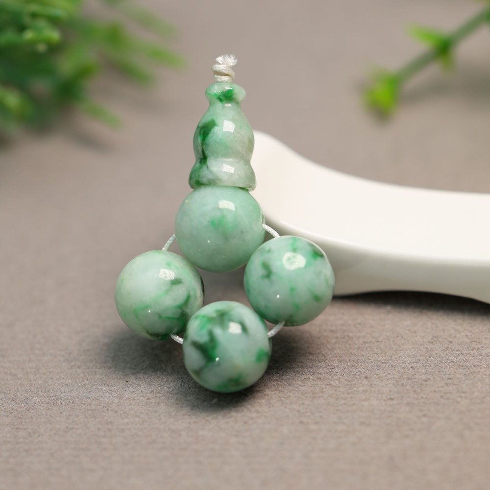 白底飘绿花天然A货翡翠三通佛头