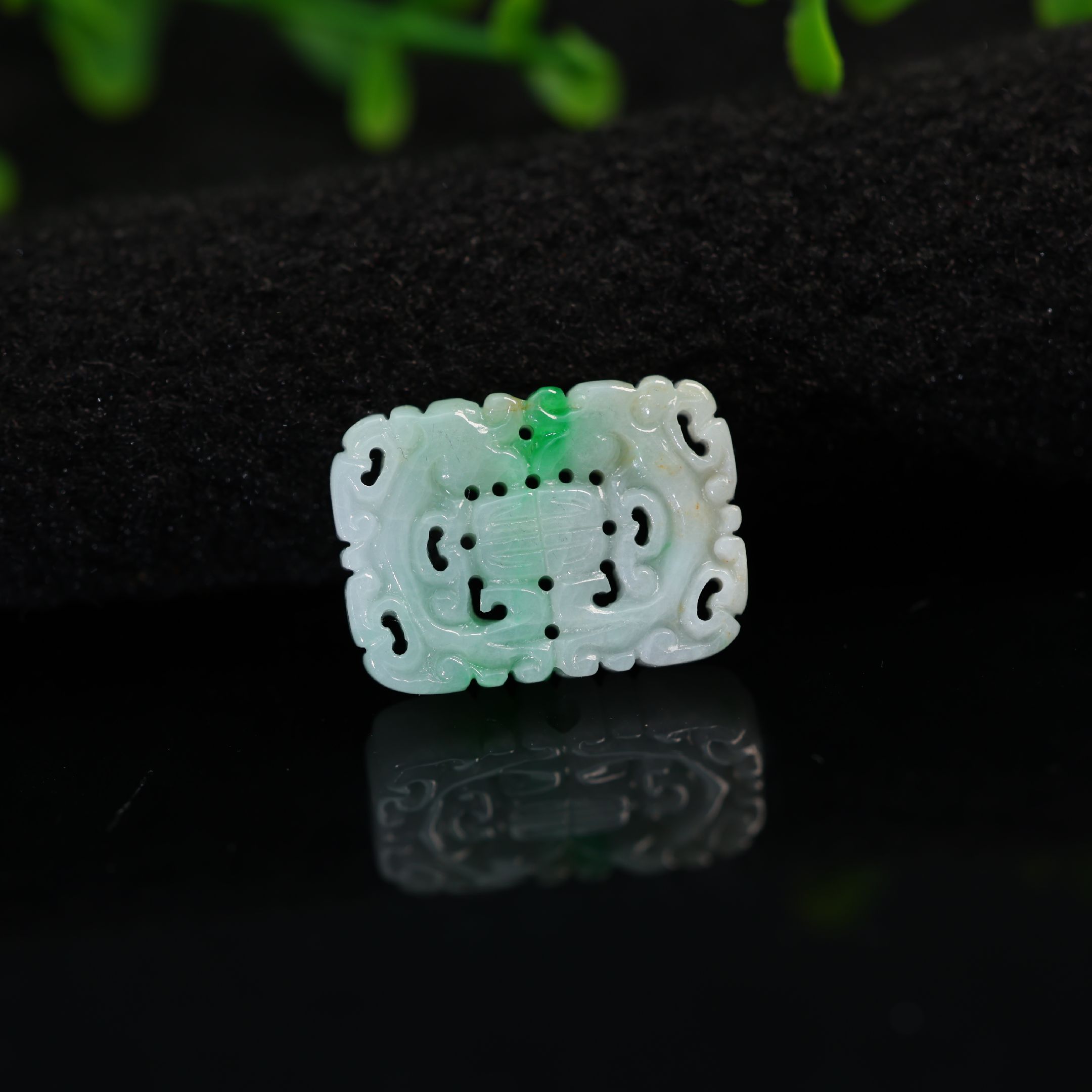 天然A货翡翠双龙捧寿方形背云