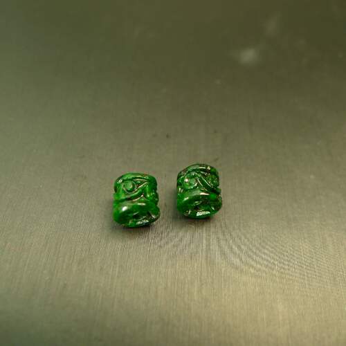 翡翠雕花圆柱形小桶珠吊坠