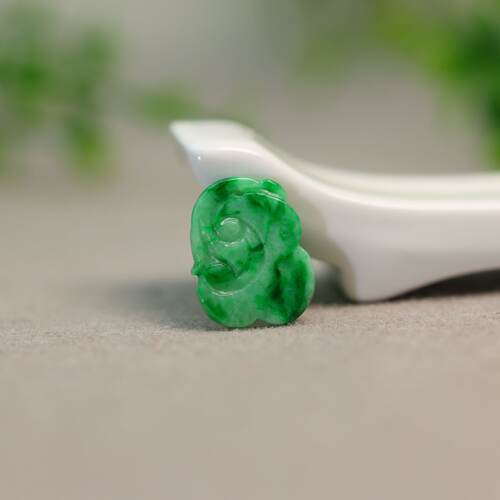 辣绿缅甸天然A货翡翠如意戒面