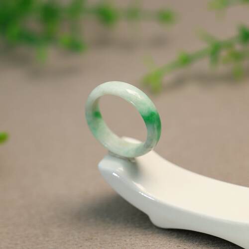 白底飘阳绿缅甸天然A货翡翠戒指
