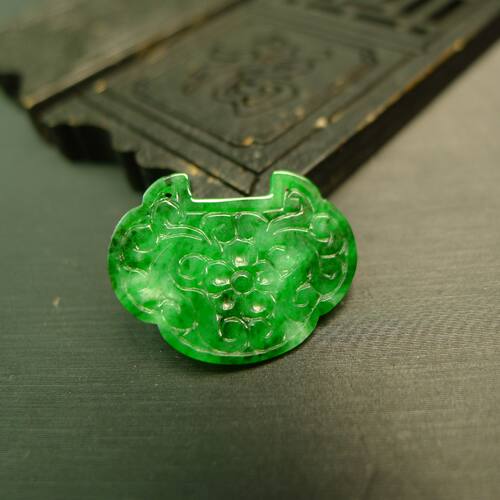 天然A货翡翠雕花小锁吊坠花片