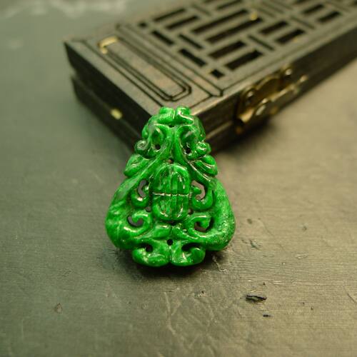 天然A货翡翠双龙捧寿三角形背云