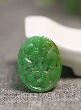 天然老翡翠缕空椭圆形雕花戒面
