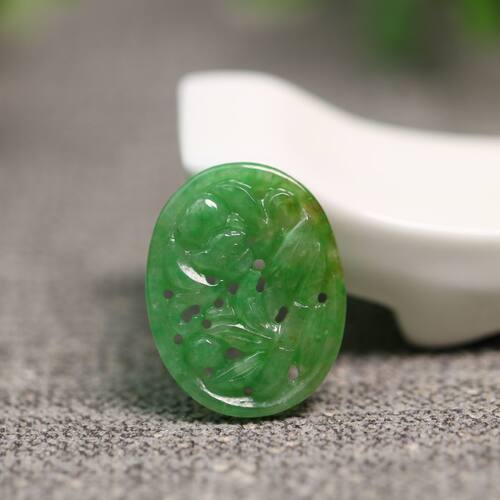 天然老翡翠缕空椭圆形雕花戒面