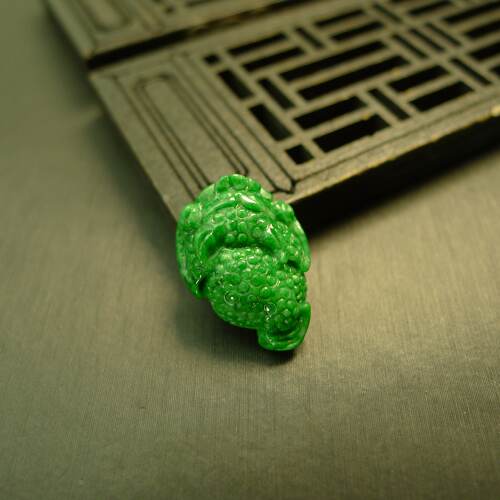 辣绿缅甸天然A货翡翠金蟾戒面