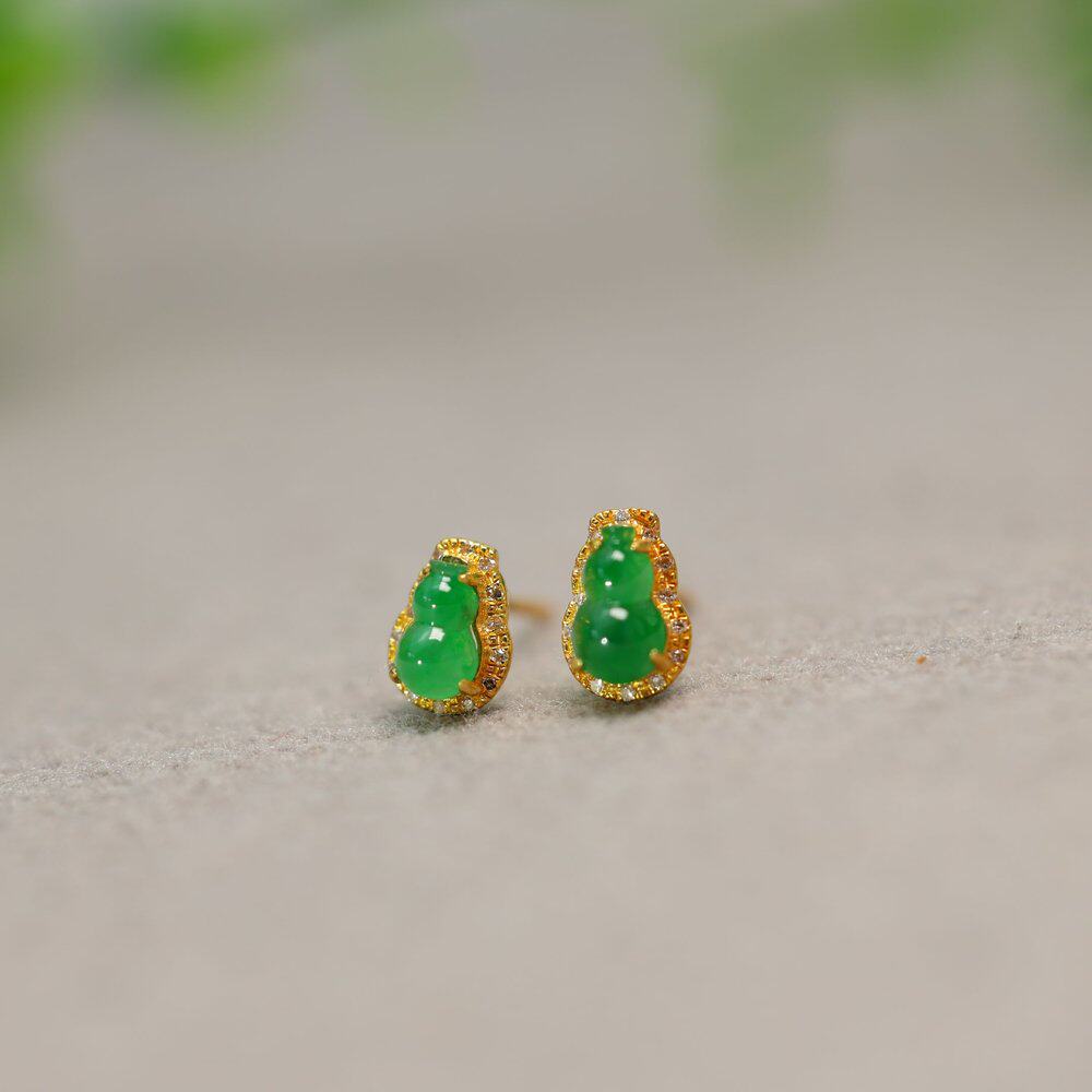 #H882一对18K金加钻石镶嵌冰种阳绿天然A货翡翠葫芦耳钉耳饰
