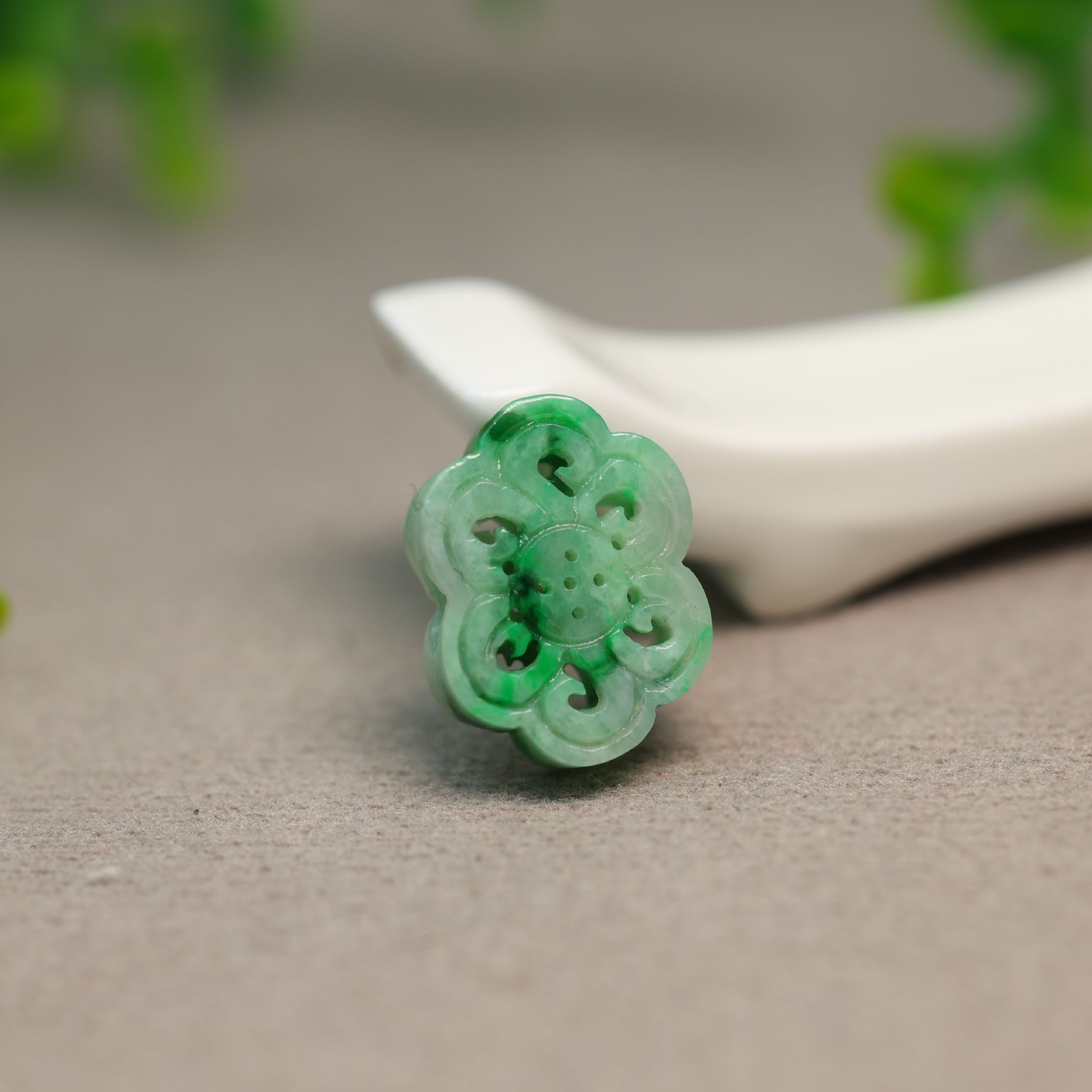 天然A货翡翠镂空雕花中国结背云