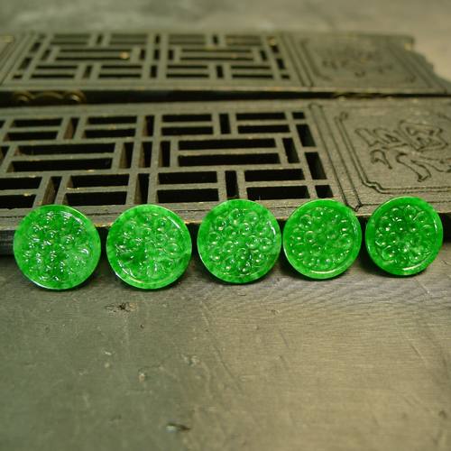 缅甸天然A货翡翠圆形雕花戒面