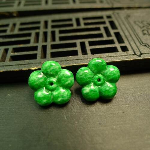 一对满色辣绿天然A货翡翠梅花