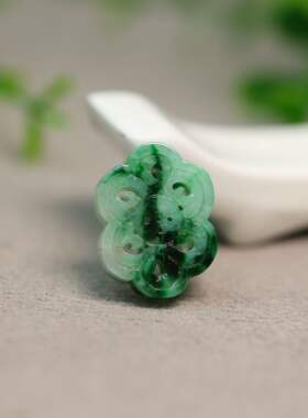 翡翠镂空雕花钱币纹中国结背云