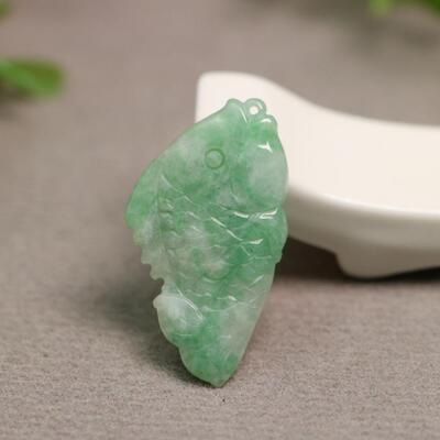糯底飘绿天然A货翡翠鱼吊坠