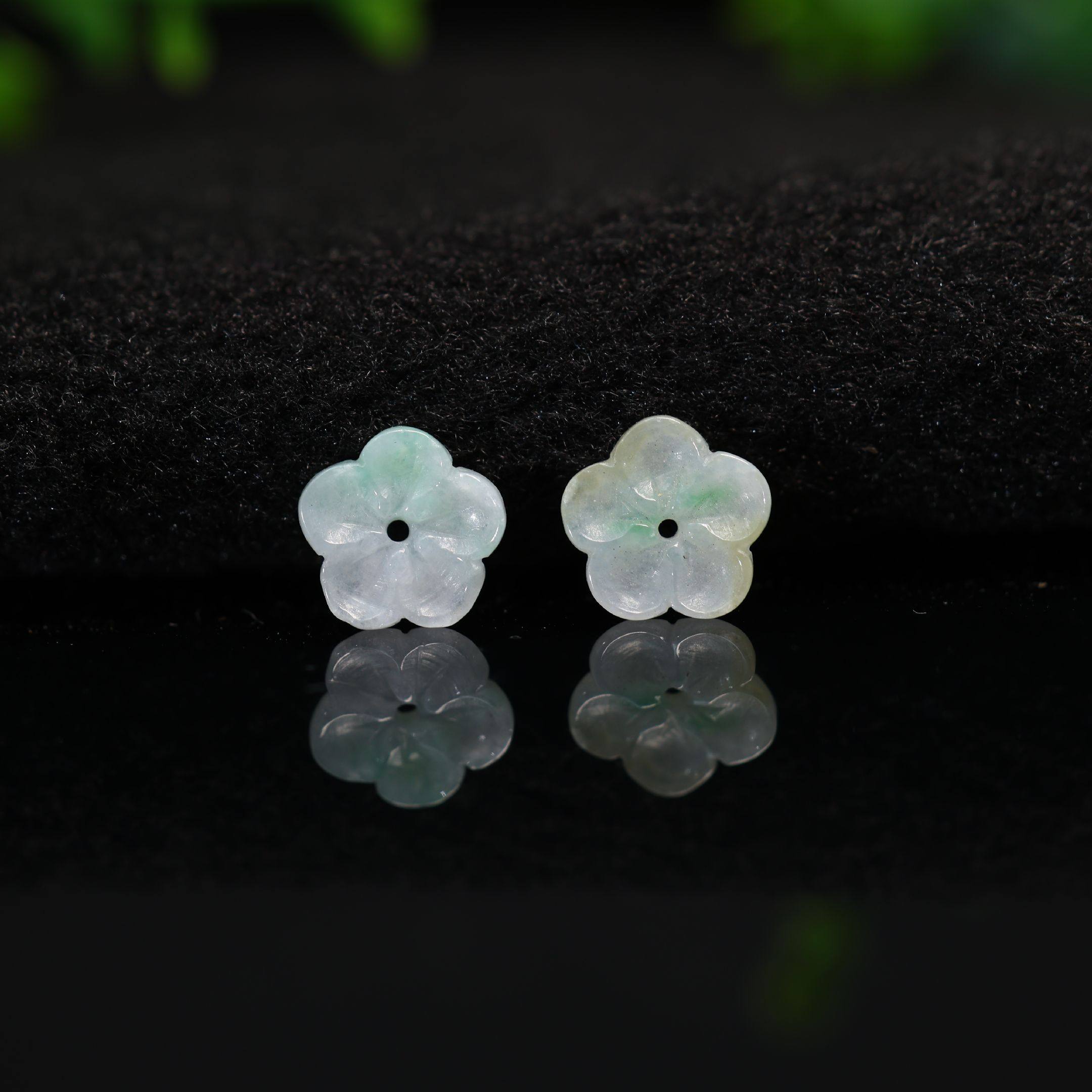 白底飘绿花缅甸天然A货翡翠梅花