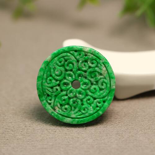 翡翠古风龙纹雕花平安扣吊坠