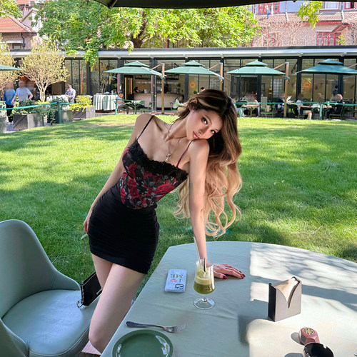 玫瑰花收腰蕾丝褶皱吊带连衣裙女
