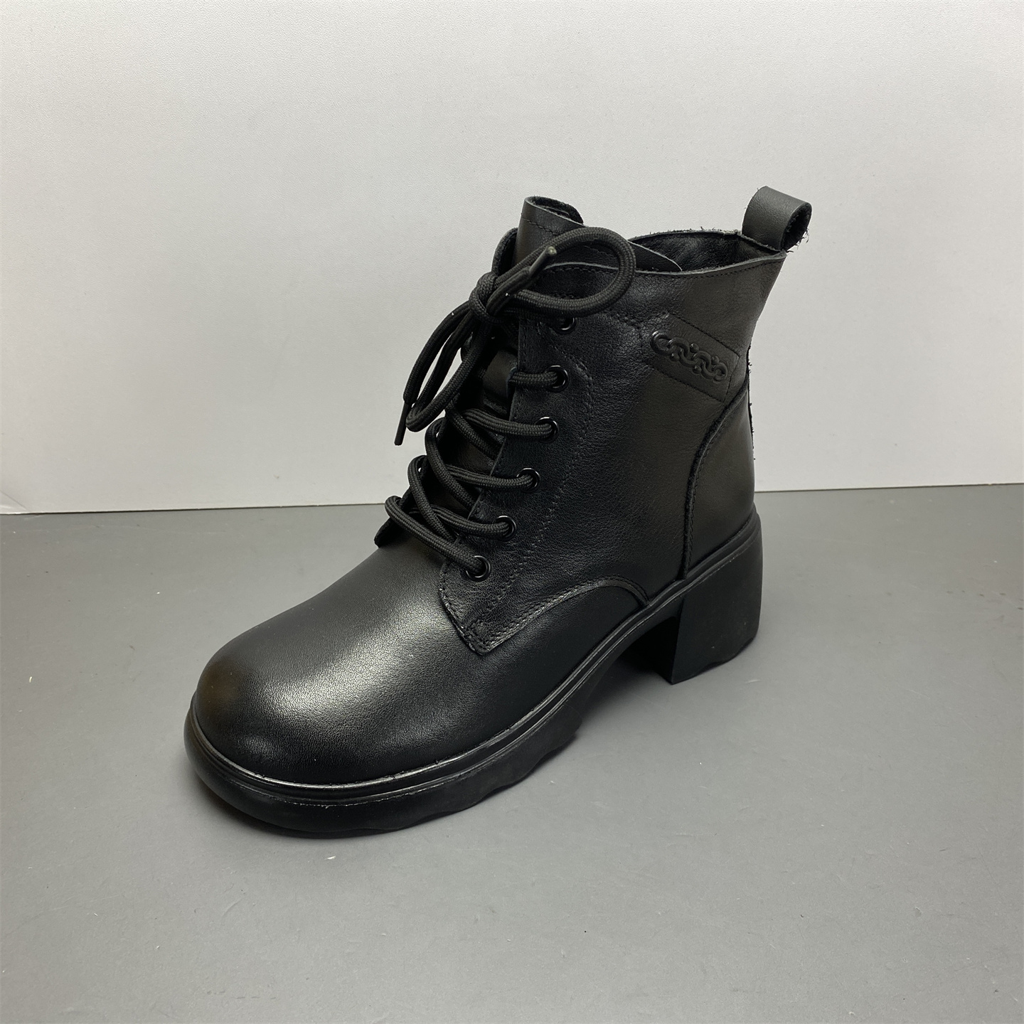 英伦风中跟加绒马丁靴女