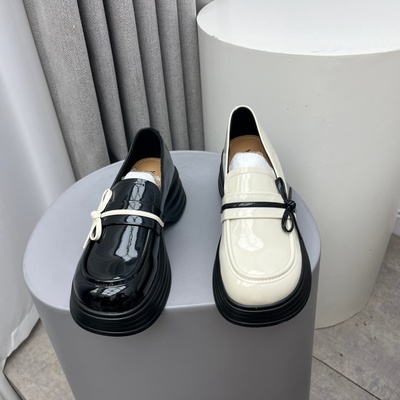 圆头中跟厚底英伦风时尚单鞋