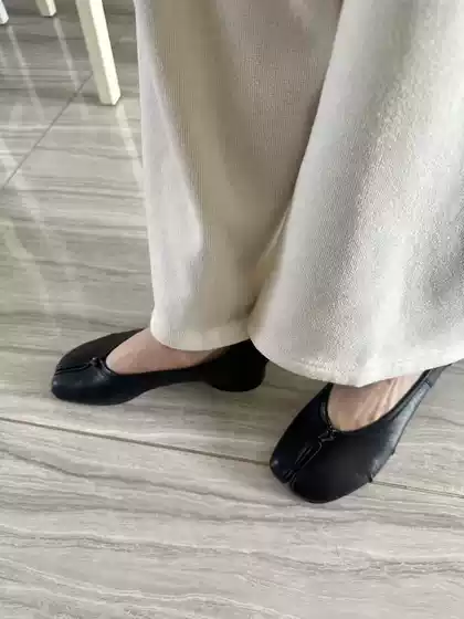 [Top Version] Tabi Split-Toe Shoes, Pleated Sheepskin, Horseshoe Pig's Trotters Style, 3cm Mid-Heel Ballet Pumps, Shallow Mouth, Chunky Heel Women's Shoes