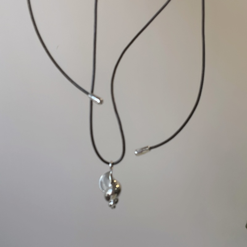 chill感十足海螺黑色皮绳项链高级日韩风新款毛衣链百搭短款