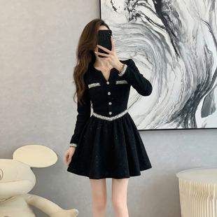 千金风细闪V领连衣裙女装春上新收腰短裙轻奢小黑裙高级感A字裙