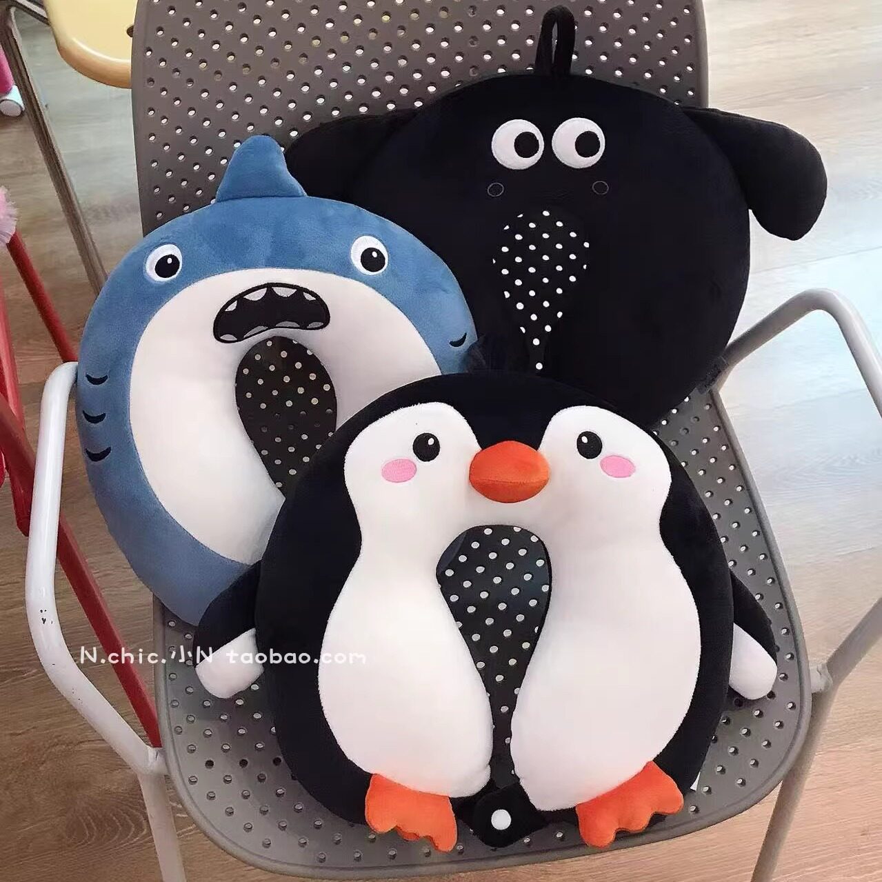 可爱鲨鱼企鹅毛绒U型护颈枕