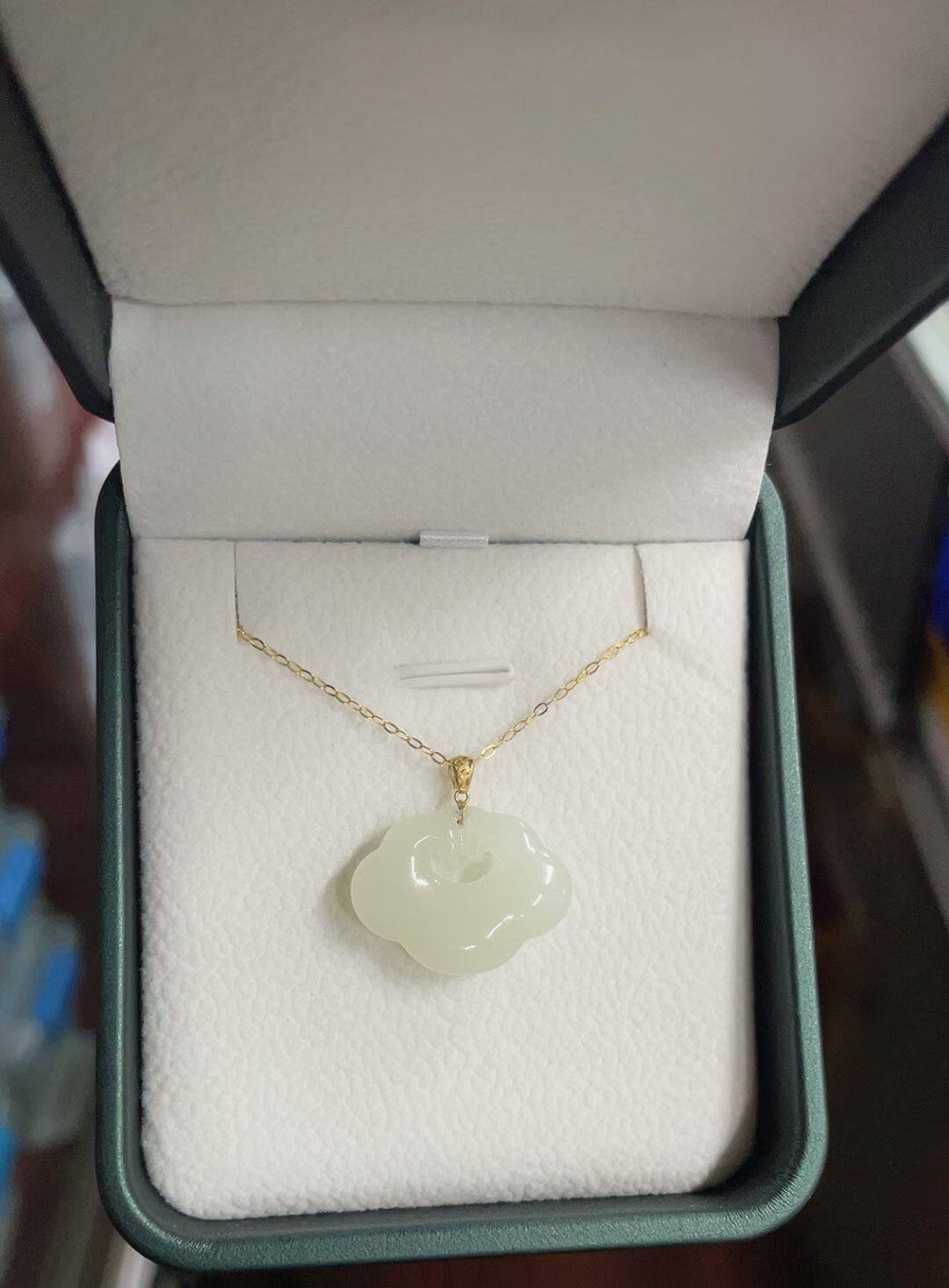 精品18k金镶嵌和田玉祥云如意吊坠锁骨链21&times;16.5mm925银链送证书