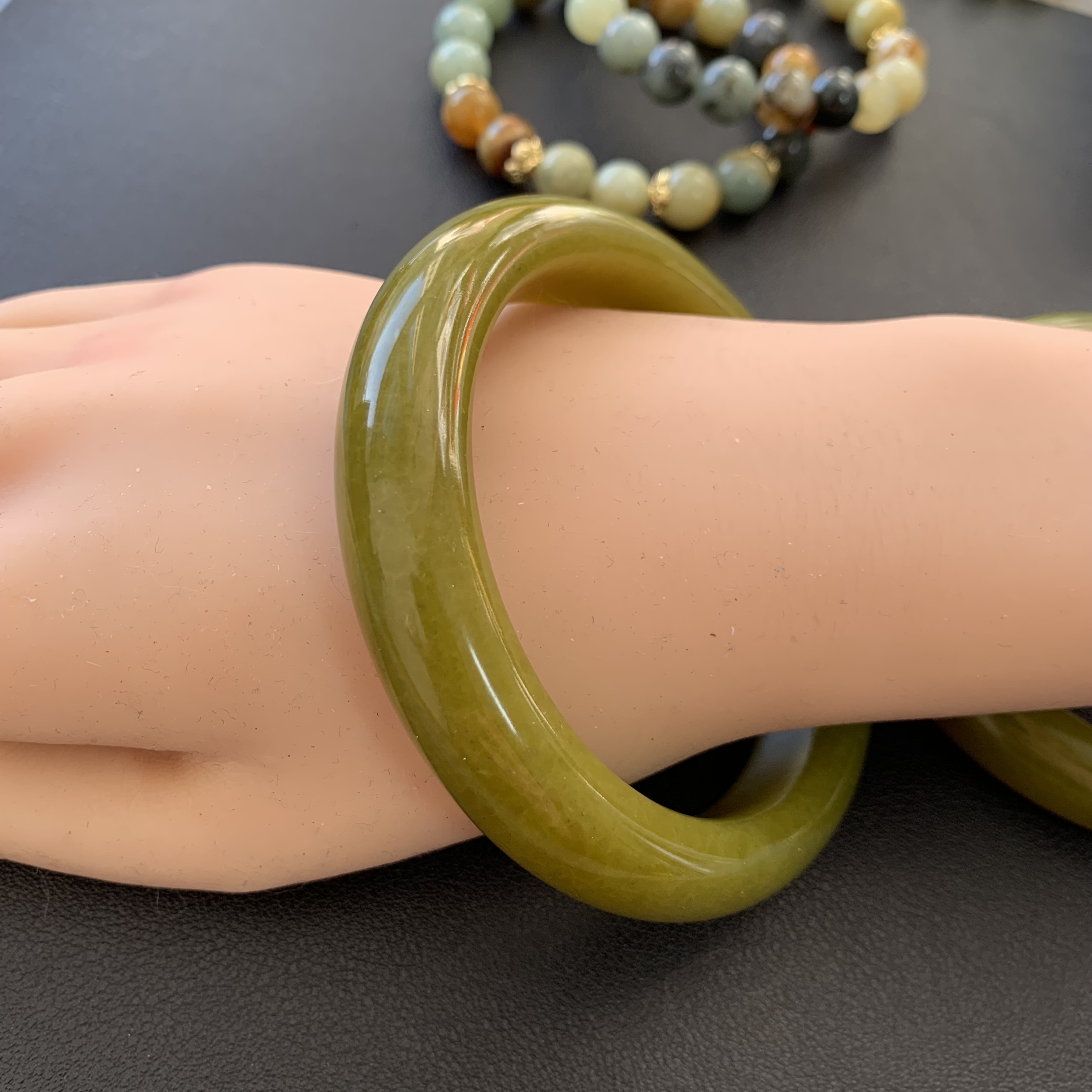 【新货小精品】F108天然岫玉牛油果常规手镯女款显白一物一图