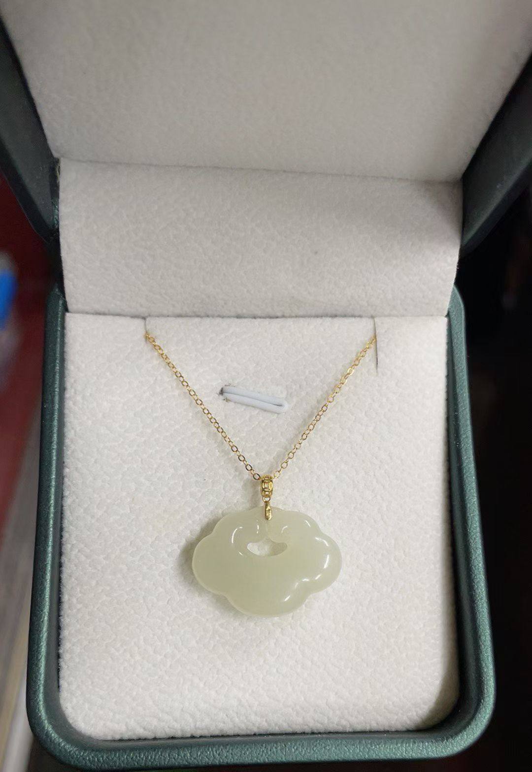 18k金镶嵌和田玉祥云如意吊坠锁骨链尺寸23&times;17毫米送925银链证书