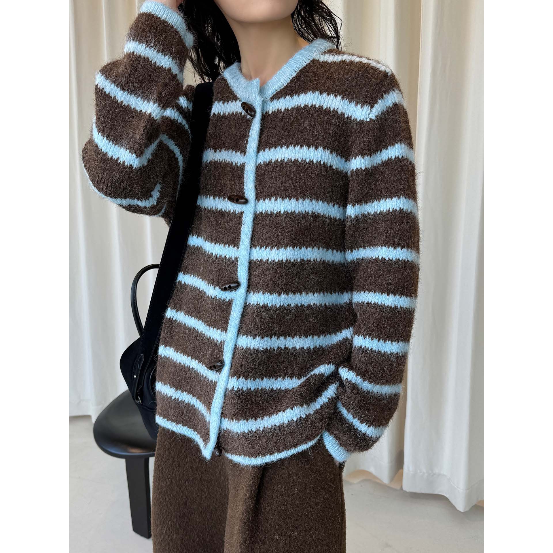 Xu集合早春新款韩系复古条纹牛角扣毛绒针织羊毛开衫舒适保暖上衣